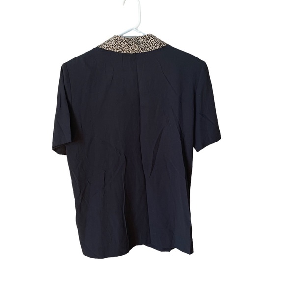 ✨ Women’s vintage button up blouse with cheetah print collar✨ - Picture 4 of 5